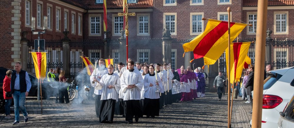 Prozession zum Gottesdienst zur Verabschiedung von Bischof Felix Genn in Münster.