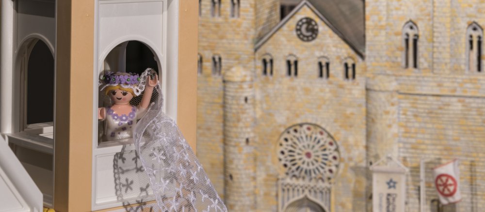 Eine Playmobil-Prinzessin vor dem Osnabrücker Dom.