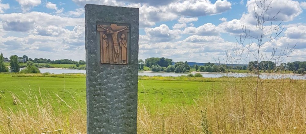 Stele des Fahrrad-Kreuzweges bei Emmerich