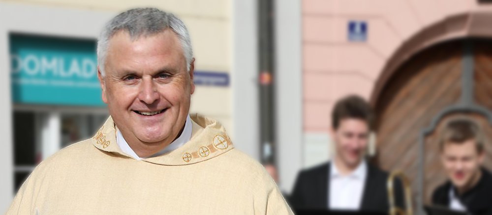 Dompropst Michael Bär bei seiner Amtseinführung 2019 in liturgischer Kleidung