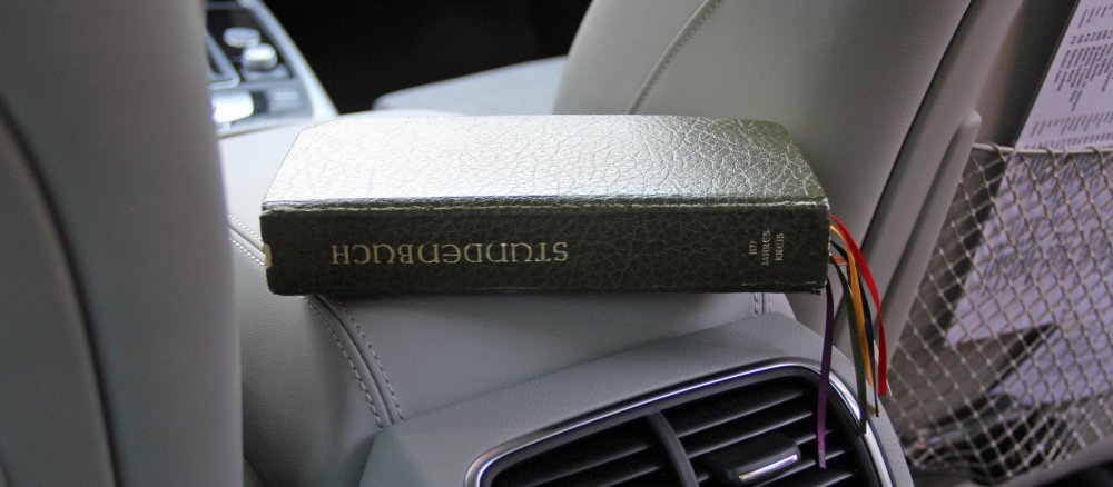 Das Stundenbuch liegt auf der Konsole im Bischofsauto.