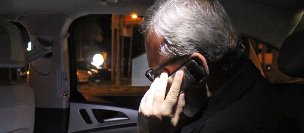 Bischof Bode telefoniert im Auto, es ist dunkel.