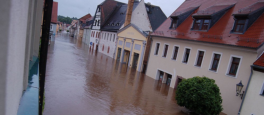 Blick aus der St.-Trinitatis-Kirche in Grimma während des Hochwassers im Juni 2013: Die Straßen der sächsischen Kleinstadt sind komplett überflutet.
