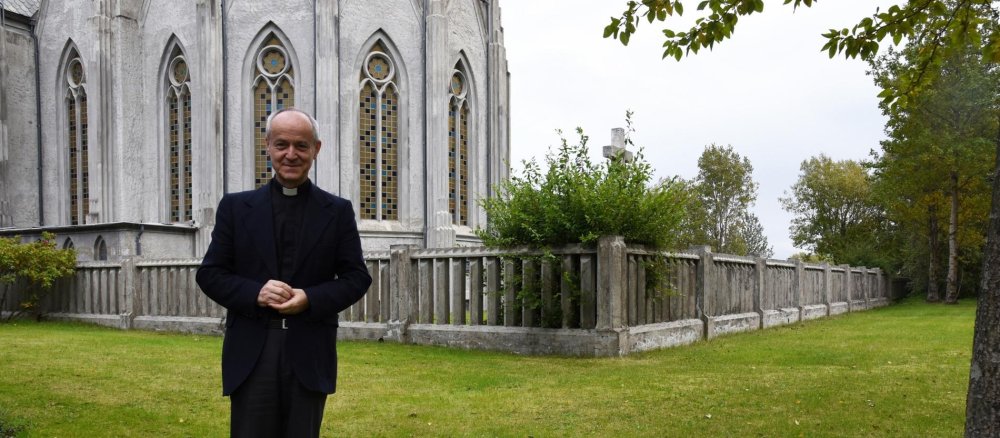 Kanzler Séra Jakob Rolland vor dem Dom in Reykjavík
