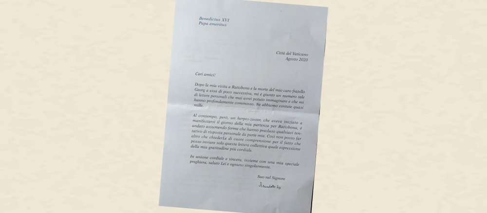 Ein Brief des emeritierten Papstes Benedikt XVI., in dem er sich für die Beileidsbekundungen und Genesungswünsche bedankt.