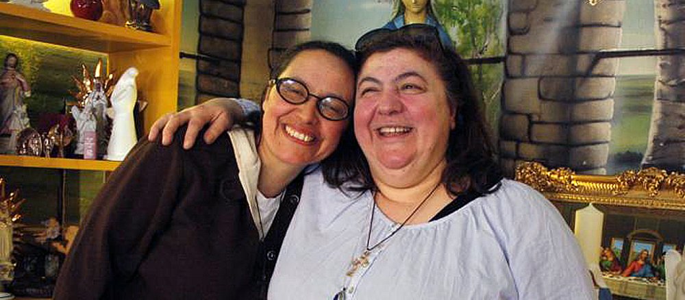 Rachele Cutulo (r.) leitet mit viel Herz den Devotionalienladen in Berlin.