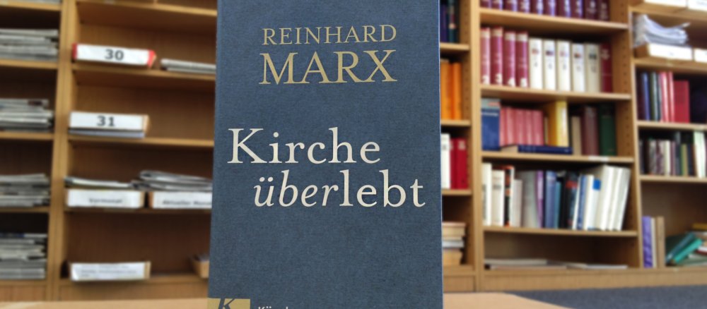 Cover des Buches "Kirche überlebt"