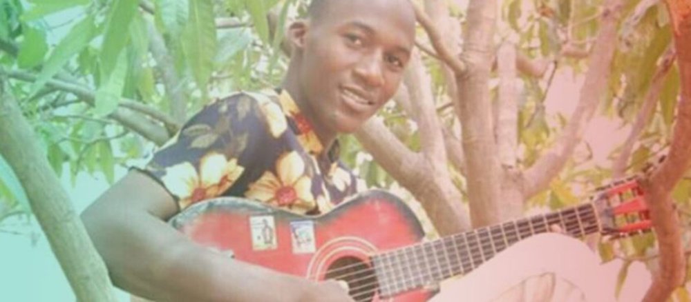 Haruna Sylvester Joel mit Gitarre
