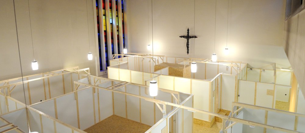 Eine Kirche provisorisch eingebauten Zimmern aus Holzwänden