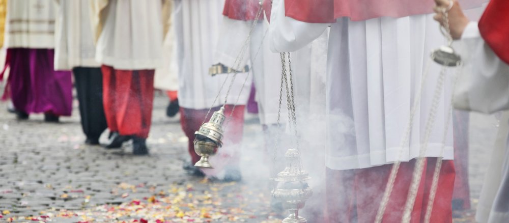 Ministranten schwenken Weihrauchfass