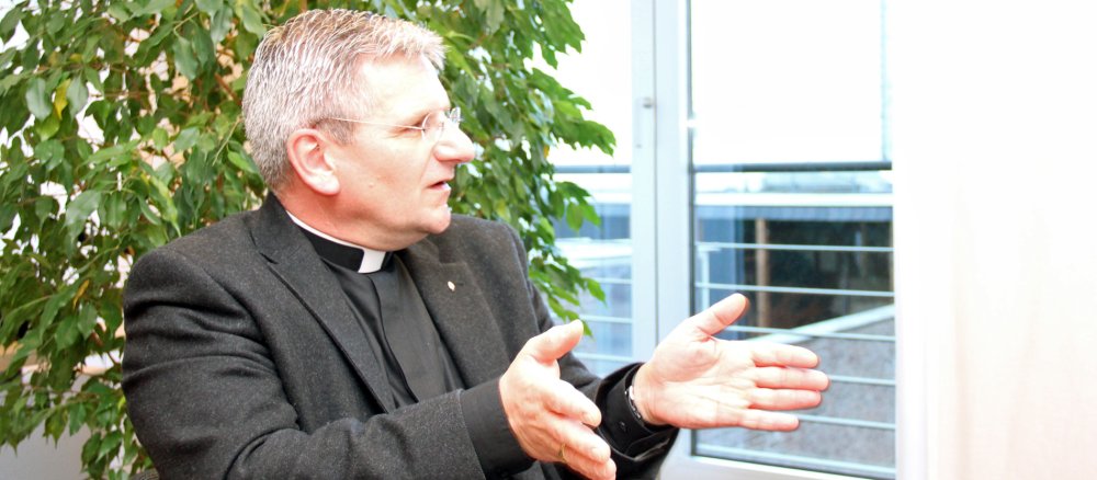 Weihbischof Schwaderlapp von der Seite, er redet und gestikuliert.