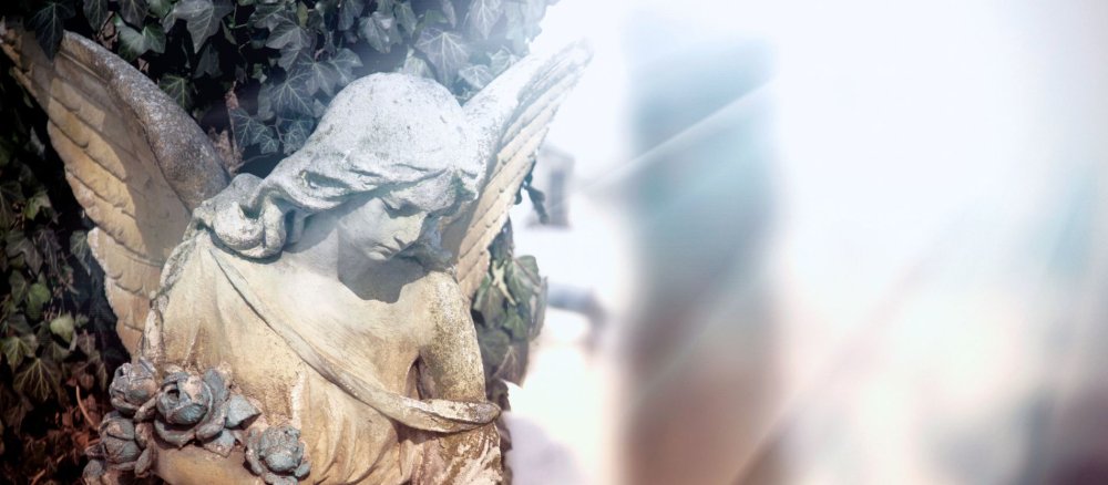 Statue eines Engels mit Lichtstrahlen