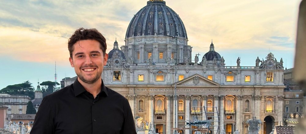 Der Koordinator des Netzwerks Weltsynode, Noah Walczuch, vor dem Petersdom