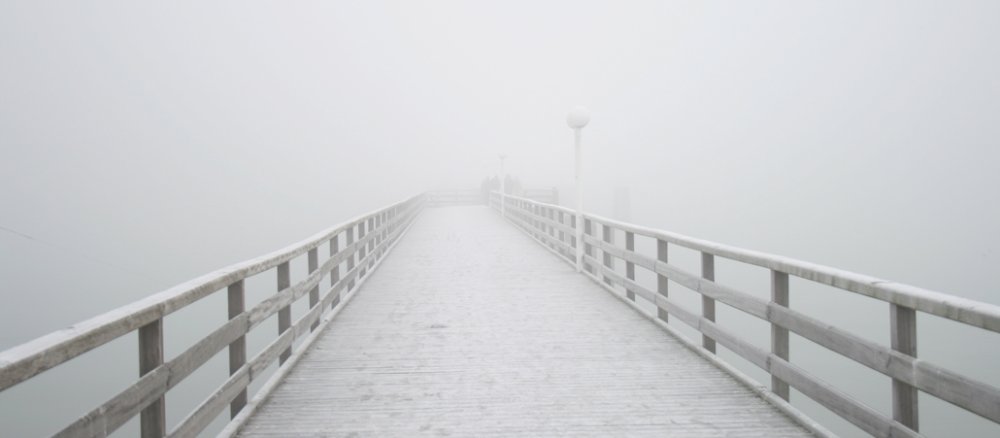 Ein Steg im Nebel