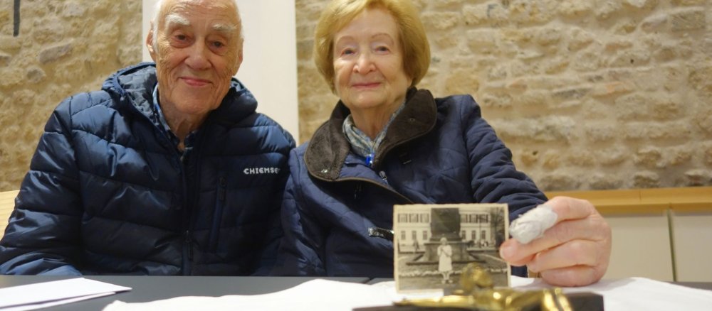 Auf dem Bild sieht man Claus und Elisabeth Winkler mit einem Bild von ihr als Kind