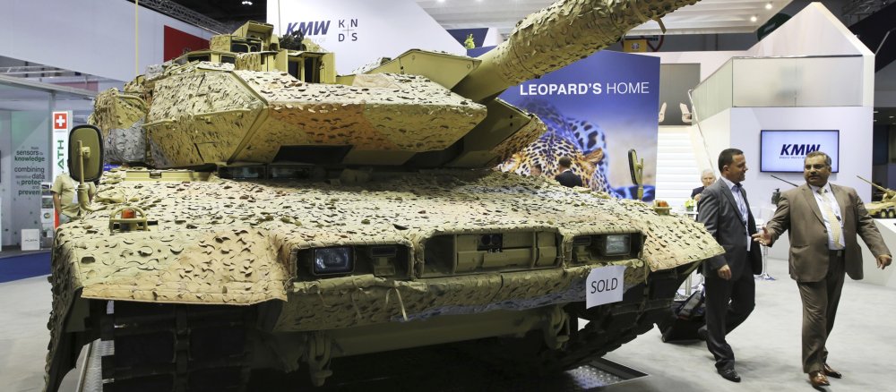 Ein deutscher Leopard-Panzer steht mit einem "Verkauft"-Schild auf einer Waffenmesse in Abu Dhabi.