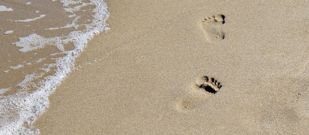 Fußspuren am Strand.