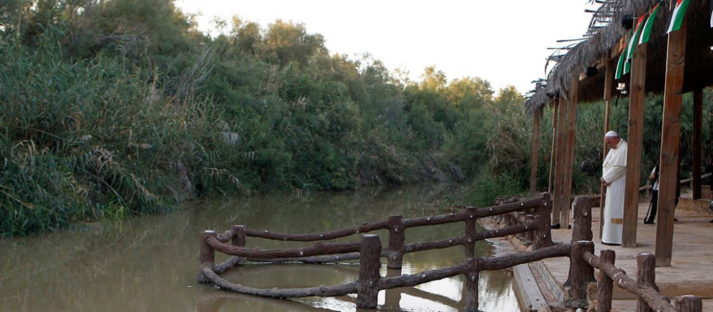 Papst Franziskus betet am Ufer des Jordan