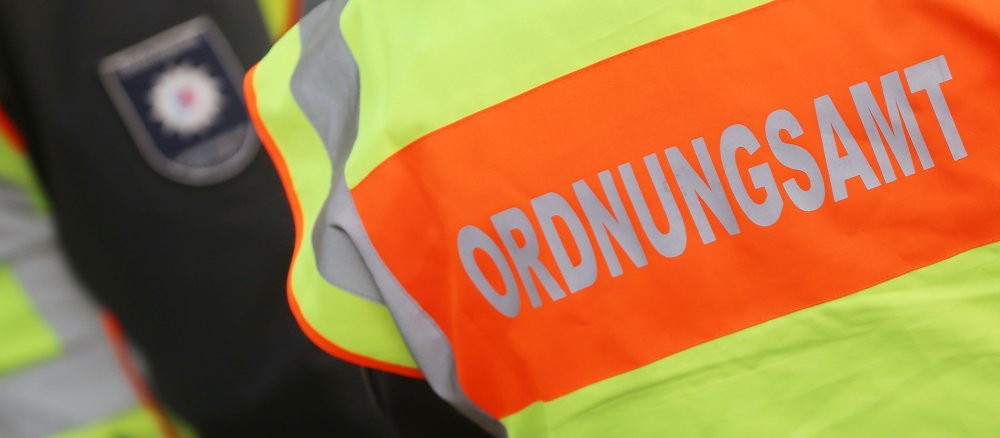 Eine Warnweste mit der Aufschrift Ordnungsamt
