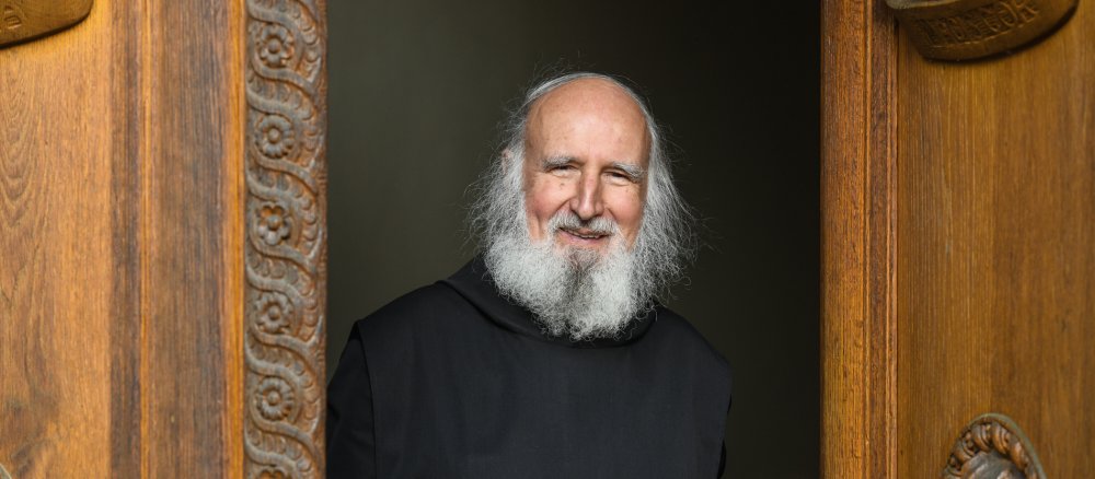 Anselm Grün, Benediktinerpater und Bestsellerautor, in einer Tür im Kloster Münsterschwarzach