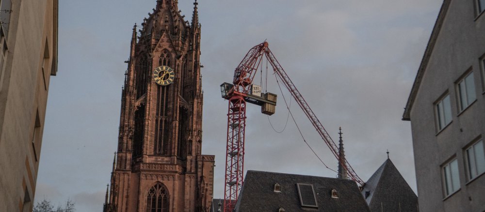 Baukran neben Frankfurter Kaiserdom