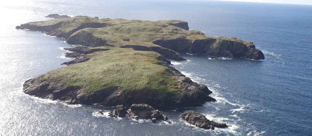 Eine zerklüftete Insel im Sonnenschein