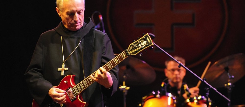 Notker Wolf spiet E-Gitarre