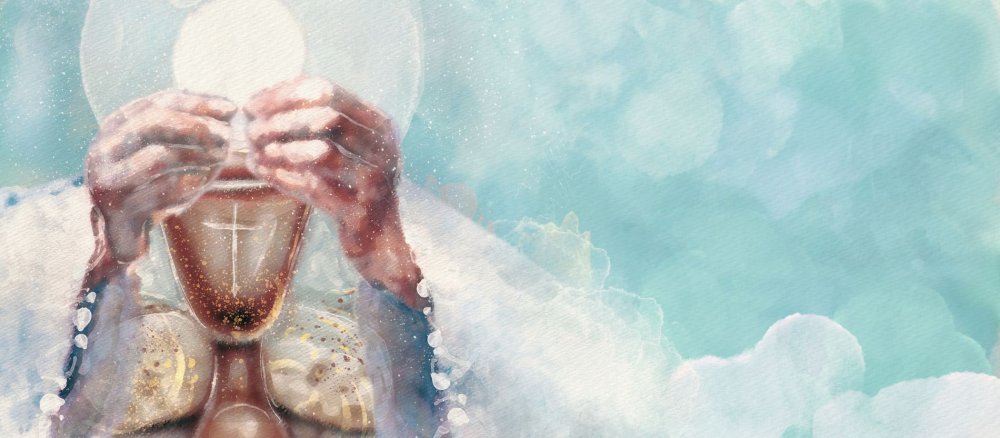 Hände halten die Eucharistie nach oben