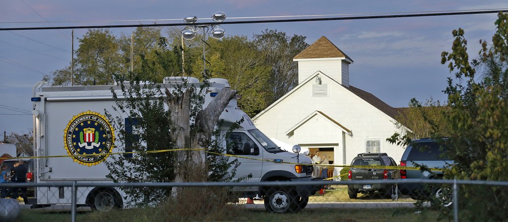 Nach dem Massaker in Sutherland Springs sichern Einsatzkräfte den Tatort an der Baptistenkirche ab.