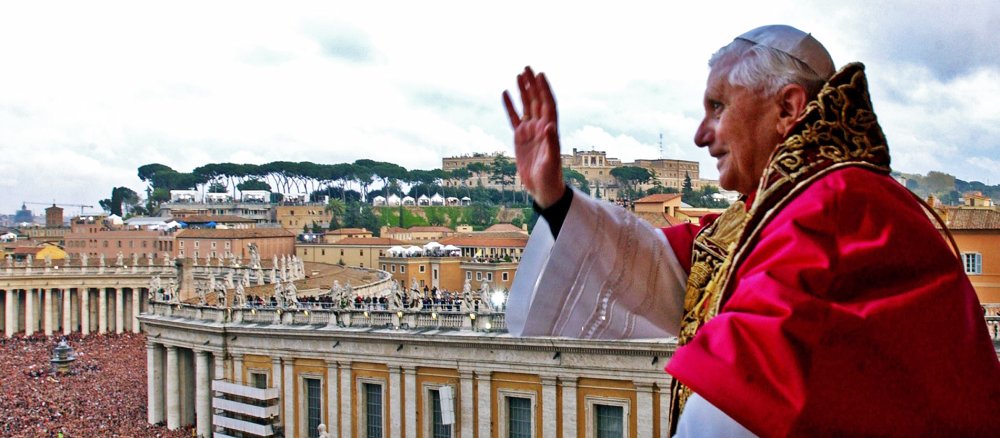Papst Benedikt XVI. winkt kurz nach seiner Wahl von seiner Loggia den jubelnden Menschen auf dem Petersplatz zu.