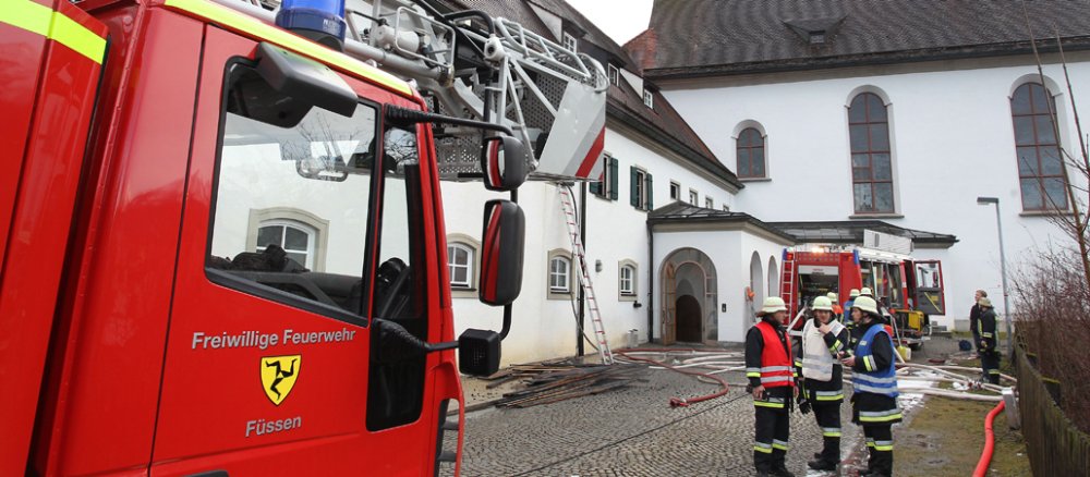 Feuerwehr steht im Hof des Franziskanerklosters in Füssen
