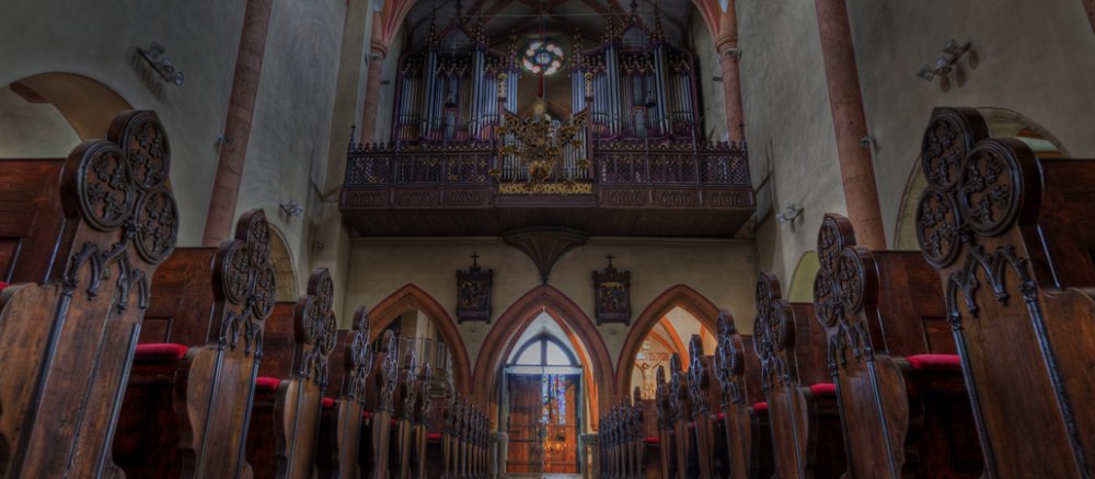 Blick in die menschenleere, dunkle Kirche