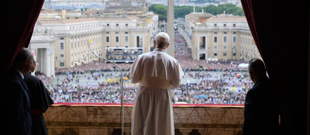 Papst Leo XIV. steht auf der Mittelloggia des Petersdoms