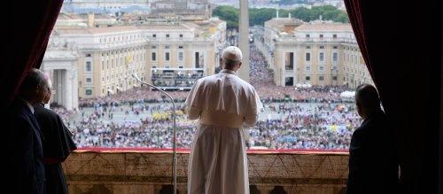 Papst Leo XIV. steht auf der Mittelloggia des Petersdoms