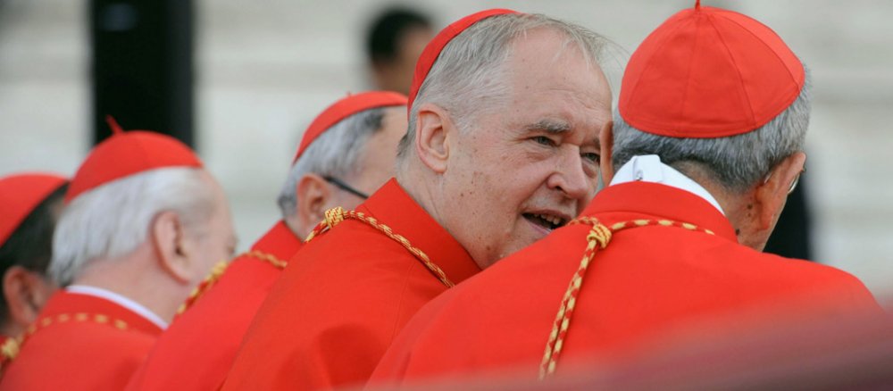 Der deutsche Kurienkardinal Paul Cordes unterhält sich vor dem Fronleichnamsgottesdienst am 11. Juli 2009 in Rom mit anderen Kardinälen.