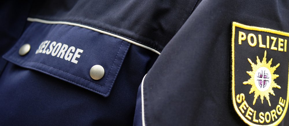 Ein Aufnäher mit dem Schriftzug "Polizei Seelsorge" an der Jacke eines Polizeiseelsorgers aus Nordrhein-Westfalen.