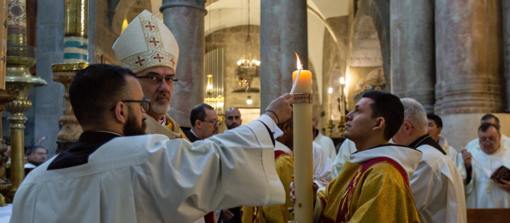 In der Jerusalemer Grabeskirche wird die Osterkerze entzündet