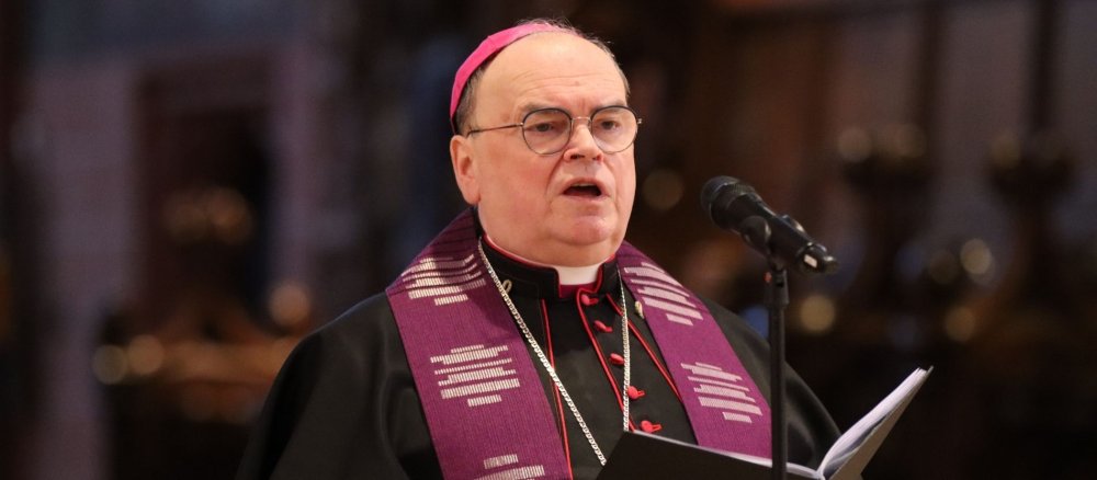 Bischof Bertram Meier spricht bei einem Gottesdienst