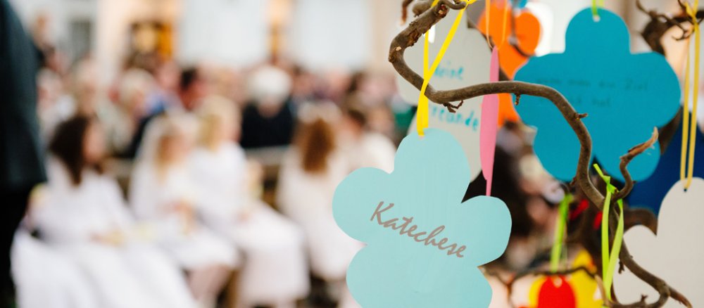 Unscharf Kommunionkinder im Vordergrund Papierblumen mit Wünschen