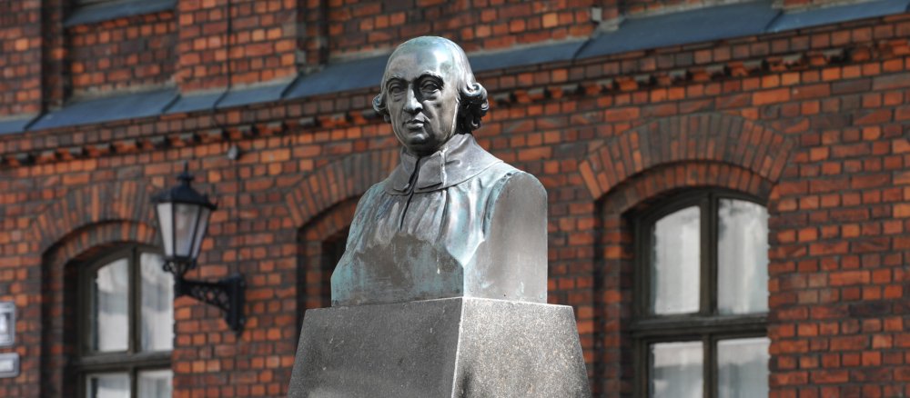 Eine Büste des deutschen Dichters und Philosophen Johann Gottfried Herder.