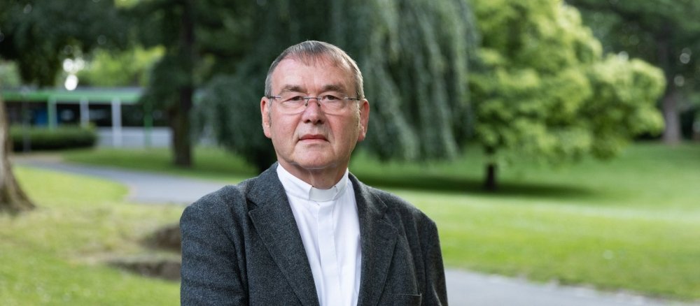 Der Essener Weihbischof Ludger Schepers schaut ernst in die Kamera.