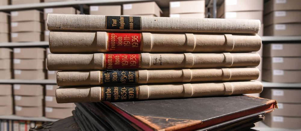Kirchenbücher im Archiv einer Gemeinde