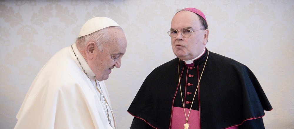 Papst Franziskus begrüßt Bertram Meier, Bischof von Augsburg