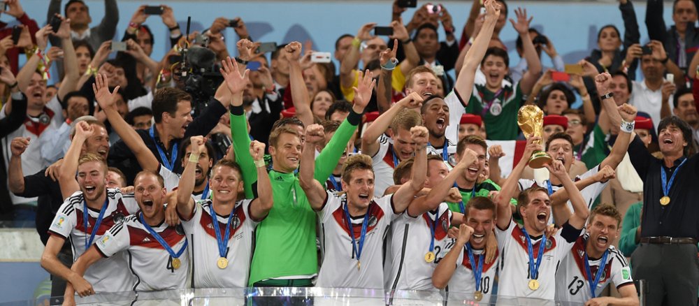 deutsche Fußball-Nationalmannschaft jubelt über den WM Pokal.