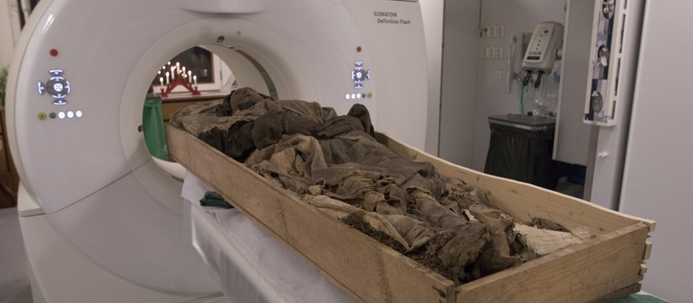 Der Sarg mit einer gut erhaltenen Mumie wird in einen Computertomographen (CT) geschoben.