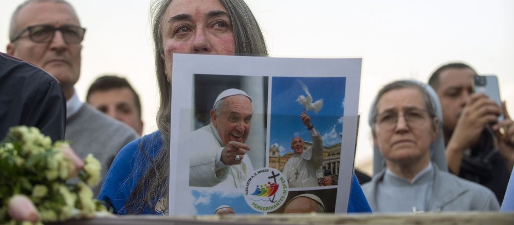 Trauer um Papst Franziskus auf dem Petersplatz