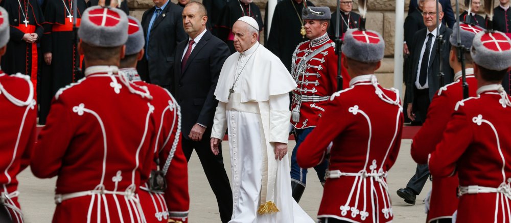 Papst Franziskus schreitet neben dem bulgarischen Premierminister eine Ehrenformation ab.
