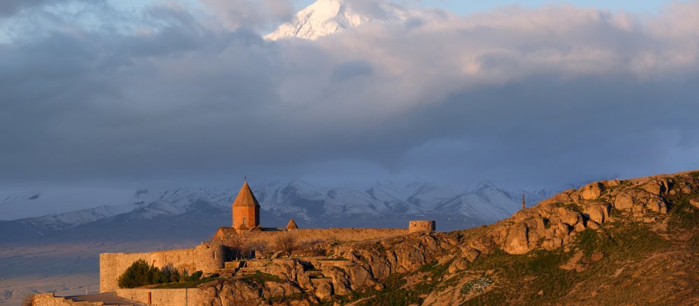 Der Berg Ararat im Nebel, davor das Kloster Chor Virap.