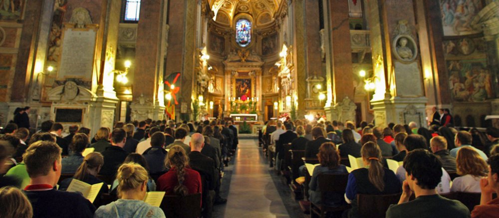 Gläubige feiern einen Gottesdienst in einer Kirche.