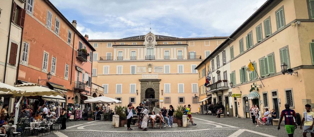 Der Eingang zur päpstlichen Sommerresidenz Castel Gandolfo